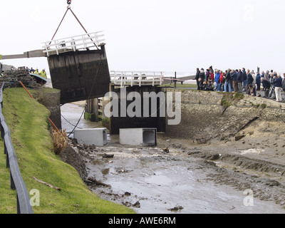 Les canaux de Bude sea lock porte étant supprimée par grue après avoir été endommagé dans le 10 mars 2008 tempête, Cornwall, UK, British Isles Banque D'Images