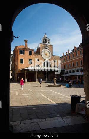 Réveil de San Giacomo di Rialto et l'Église dans la zone du marché San Polo Venise Vénétie Italie Europe EU Banque D'Images