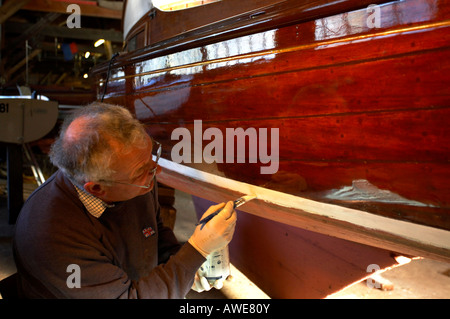 Bateau à voile traditionnel de la peinture de l'homme à l'héritage des chasseurs flotte sur la Classic" Banque D'Images