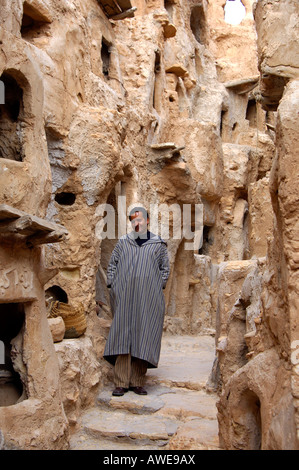 Homme en costume traditionnel berbère dans the grainary Nalut Libye Banque D'Images