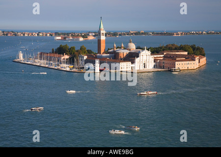 San Giorgio Maggiore et le monastère vue aérienne à la fin de soir soleil Venise Vénétie Italie Europe Banque D'Images
