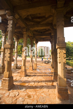 L'Alai inachevé Minar tour au complexe Qutb Minar Qûtb 12ème - 13ème siècle avec cour, piliers en pierre de l'Inde New Delhi Banque D'Images