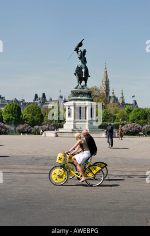 Cyclistes devant le monument Karl de l'Archduke sur la Heldenplatz (place des héros), Vienne, Autriche, Europe Banque D'Images