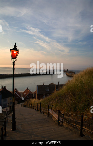 Dans la ligne de 199 mesures pour le port au crépuscule, à Whitby, North Yorkshire Angleterre Banque D'Images