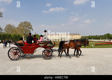 Horse-et-buggy en face du palais de Schönbrunn, Vienne, Autriche, Europe Banque D'Images