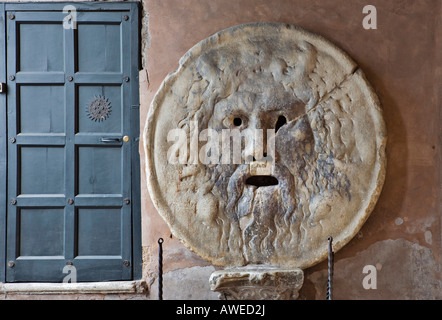 Bocca della Verità de la fontaine sur le mur de Santa Maria dans l'église Cosmedin, Rome, Italie, Europe Banque D'Images