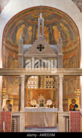 Ciborium et Schola cantorum (chœur papal) dans la nef de l'église Santa Maria in Cosmedin, Rome, Italie, Europe Banque D'Images