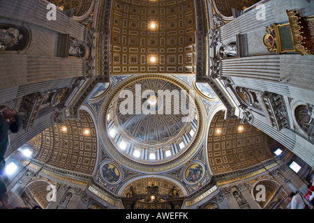 Traversée et coupole, intérieur de la basilique Saint-Pierre, Rome, Italie, Europe Banque D'Images