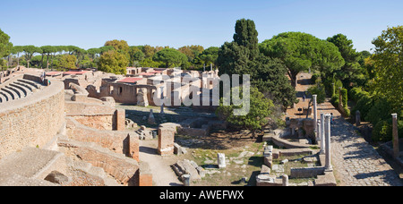 Rue principale vue de l'amphithéâtre du site archéologique d'Ostia Antica, Rome, Italie, Europe Banque D'Images