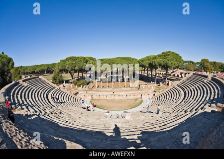 Vue complète de l'amphithéâtre du site archéologique d'Ostia Antica, Rome, Italie, Europe Banque D'Images