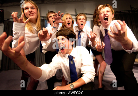 Les adolescents en uniforme dans un cours de théâtre Banque D'Images