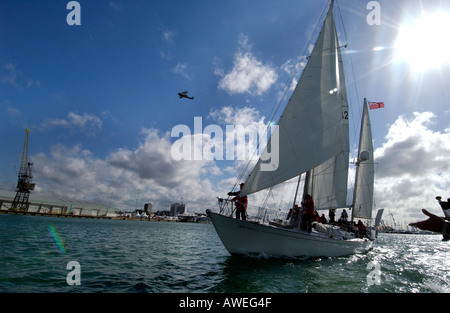 Gypsy Moth IV Sir Francis Chichester's yacht historique dans le Solent avec un biplan qui survolent la Spongieuse. Banque D'Images