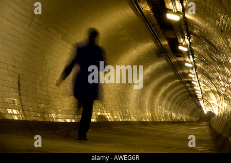 Ghost Walker dans le pied Greenwich Londres Tunnel Banque D'Images