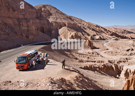 Un bus touristique s'est arrêté en route vers San Pedro de Atacama, Región de Antofagasta, Chili, Amérique du Sud Banque D'Images