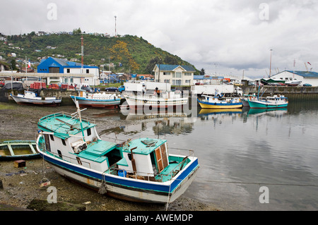 Petits bateaux de pêche dans le port de Puerto Mont, région de los Lagos, Chili, Amérique du Sud Banque D'Images