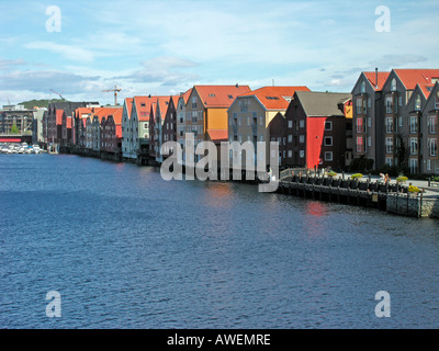 Trondheim ancienne en bois sur les quais des entrepôts de bois pieux au nid de la rivière Nidelva Banque D'Images