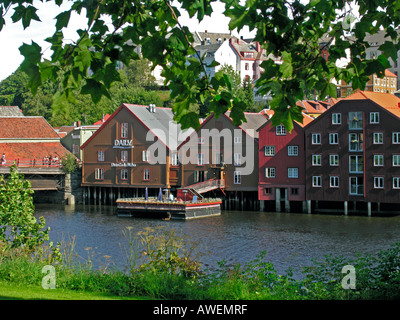 Trondheim ancienne en bois sur les quais des entrepôts de bois pieux au nid de la rivière Nidelva Banque D'Images