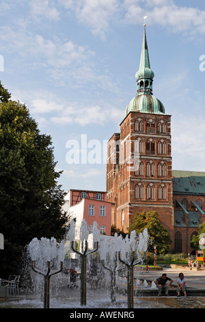 Fontaine et vue sur l'église Saint-Nicolas, Stralsund, Mecklembourg-Poméranie occidentale, Allemagne, Europe Banque D'Images