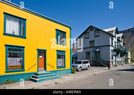 Maisons colorées, Isafjoerður, Western Fjord, Islande, Océan Atlantique Banque D'Images