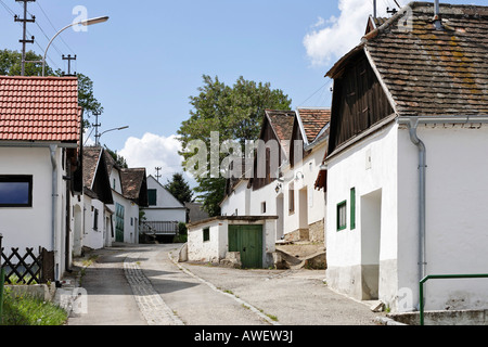 Caves à vin le long d'une rue étroite dans la ville de Mailberg, Weinviertel (région viticole), Basse-Autriche, Autriche, Europe Banque D'Images