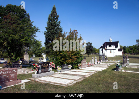 Le cimetière et l'Église catholique ukrainienne de St Jean le Baptiste à Poplar Park Manitoba Canada Banque D'Images