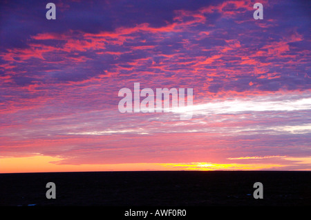 Une profonde couleur coucher de soleil rose sur l'océan Pacifique au large des côtes de l'Alaska USA Banque D'Images