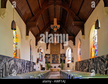 Intérieur conçu par l'artiste universitaire Franz Drapela, Marienkirche (St. Eglise de Marie), Berndorf, Triestingtal, Basse-Autriche, au Banque D'Images