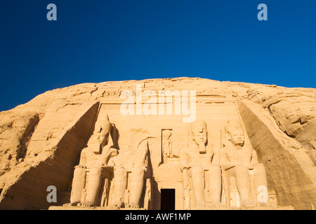 Temple d'Abou Simbel, des statues de Ramsès II en début de matinée avec les touristes soleil Egypte Afrique du Nord Banque D'Images