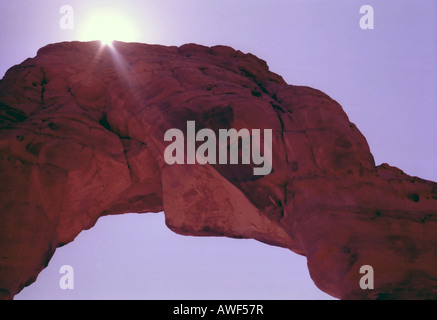 Une autre vue d'un repère bien connu pour les touristes et les amoureux de la nature : Delicate Arch dans Arches National Park dans S. Utah, aux États-Unis. Banque D'Images