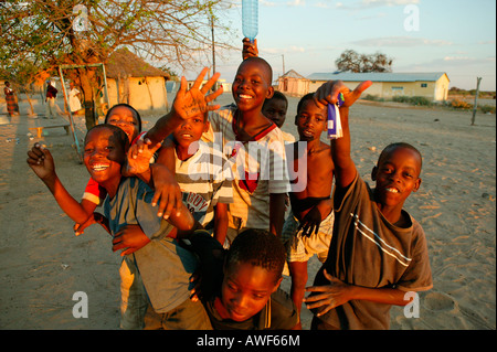 Groupe d'enfants dans la rue, Sehitwa, Botswana, Africa Banque D'Images