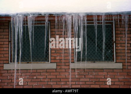 Une image de saison intéressante, montrant le froid de l'hiver de la nature, représentées par ces glaçons, et un peu de l'architecture d'origine humaine. Banque D'Images