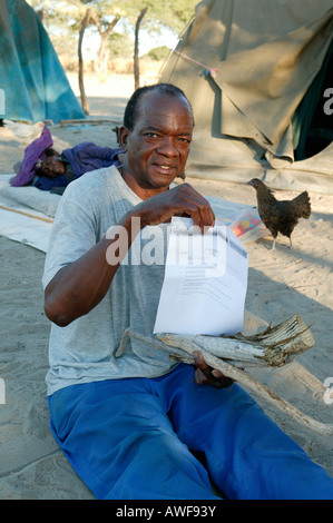 Healer's patient affichant son 'prescription' pour les herbes médicinales Sehitwa, Botswana, Africa Banque D'Images