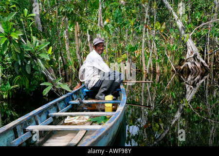 Pêcheur, riverside paysage, Kamuni fleuve dans la forêt amazonienne, la Guyane Amérique du Sud Banque D'Images