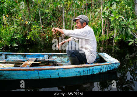 Pêcheur, riverside paysage, Kamuni fleuve dans la forêt amazonienne, la Guyane Amérique du Sud Banque D'Images