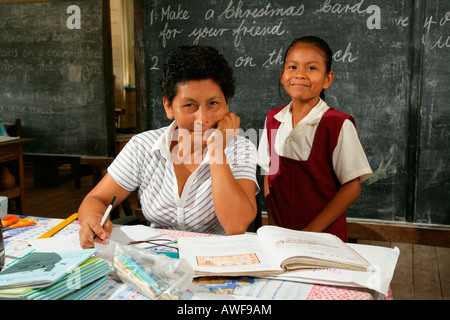 Lycéenne et son professeur pendant le cours, l'Arawak natifs, Santa Mission, Guyana, en Amérique du Sud Banque D'Images