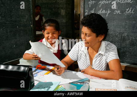 Lycéenne et son professeur pendant le cours, l'Arawak natifs, Santa Mission, Guyana, en Amérique du Sud Banque D'Images