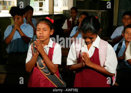 Les écoliers en récitant les prières du matin, l'Arawak natifs, Santa Mission, Guyana, en Amérique du Sud Banque D'Images