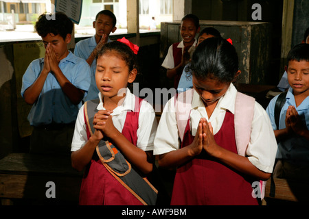 Les écoliers en récitant les prières du matin, l'Arawak natifs, Santa Mission, Guyana, en Amérique du Sud Banque D'Images