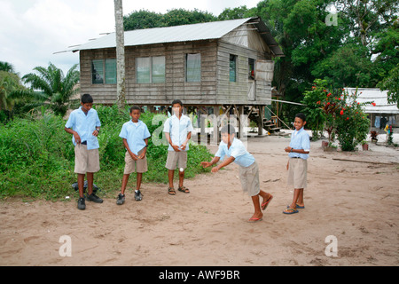 Jouer pendant la récréation, les écoliers autochtones arawaks, Santa Mission, Guyana, en Amérique du Sud Banque D'Images