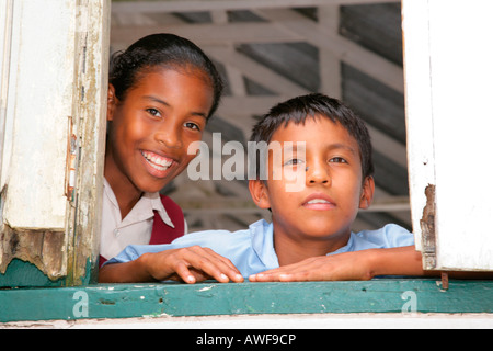 Les élèves en uniforme pendant les pauses, Amérindiens, tribu de l'Arawak, Santa Mission, Guyana, en Amérique du Sud Banque D'Images