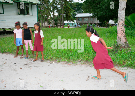 Jouer pendant la récréation, les écoliers autochtones arawaks, Santa Mission, Guyana, en Amérique du Sud Banque D'Images