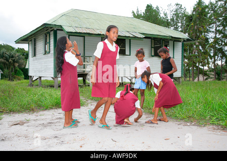 Jouer pendant la récréation, les écoliers autochtones arawaks, Santa Mission, Guyana, en Amérique du Sud Banque D'Images