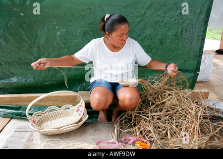 Femme produisant de l'artisanat, le tissage, les Arawak, Santa Mission, Guyana, en Amérique du Sud Banque D'Images