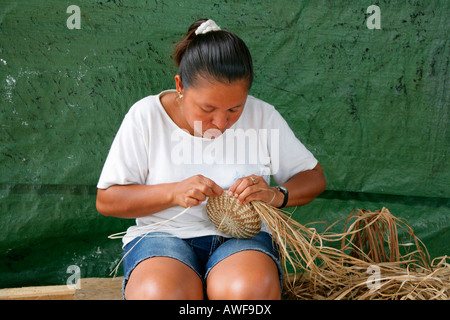 Femme produisant de l'artisanat, le tissage, les Arawak, Santa Mission, Guyana, en Amérique du Sud Banque D'Images