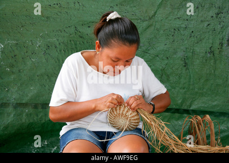 Femme produisant de l'artisanat, le tissage, les Arawak, Santa Mission, Guyana, en Amérique du Sud Banque D'Images