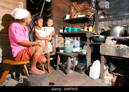 Grand-mère avec ses petits-enfants dans la cuisine, amérindiens de la tribu Arawak, Santa Mission, Guyana, en Amérique du Sud Banque D'Images