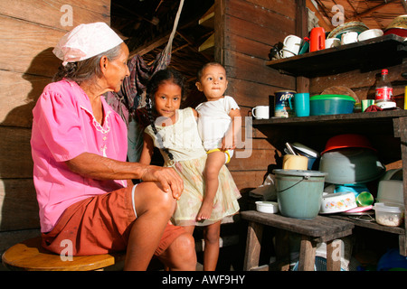 Grand-mère et ses petits-enfants dans leur cuisine, les autochtones, les Arawak, Mission Santa Guyana, en Amérique du Sud Banque D'Images