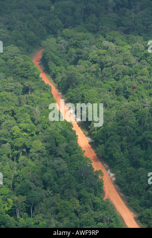 Vue aérienne d'une route traversant la forêt tropicale, au Guyana, en Amérique du Sud Banque D'Images