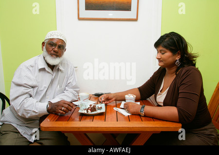 Deux personnes de l'ethnie indienne, de clients dans un café à Georgetown, Guyana, en Amérique du Sud Banque D'Images