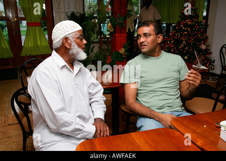 Le Président du Guyana Bharrat Jagdeo parlant avec un homme d'origine ethnique indienne, Georgetown, Guyana, en Amérique du Sud Banque D'Images